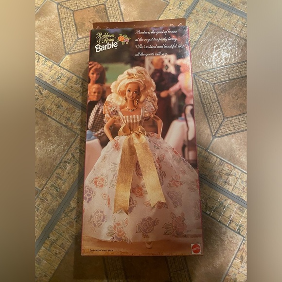 Ribbons and roses Barbie - Picture 2 of 2